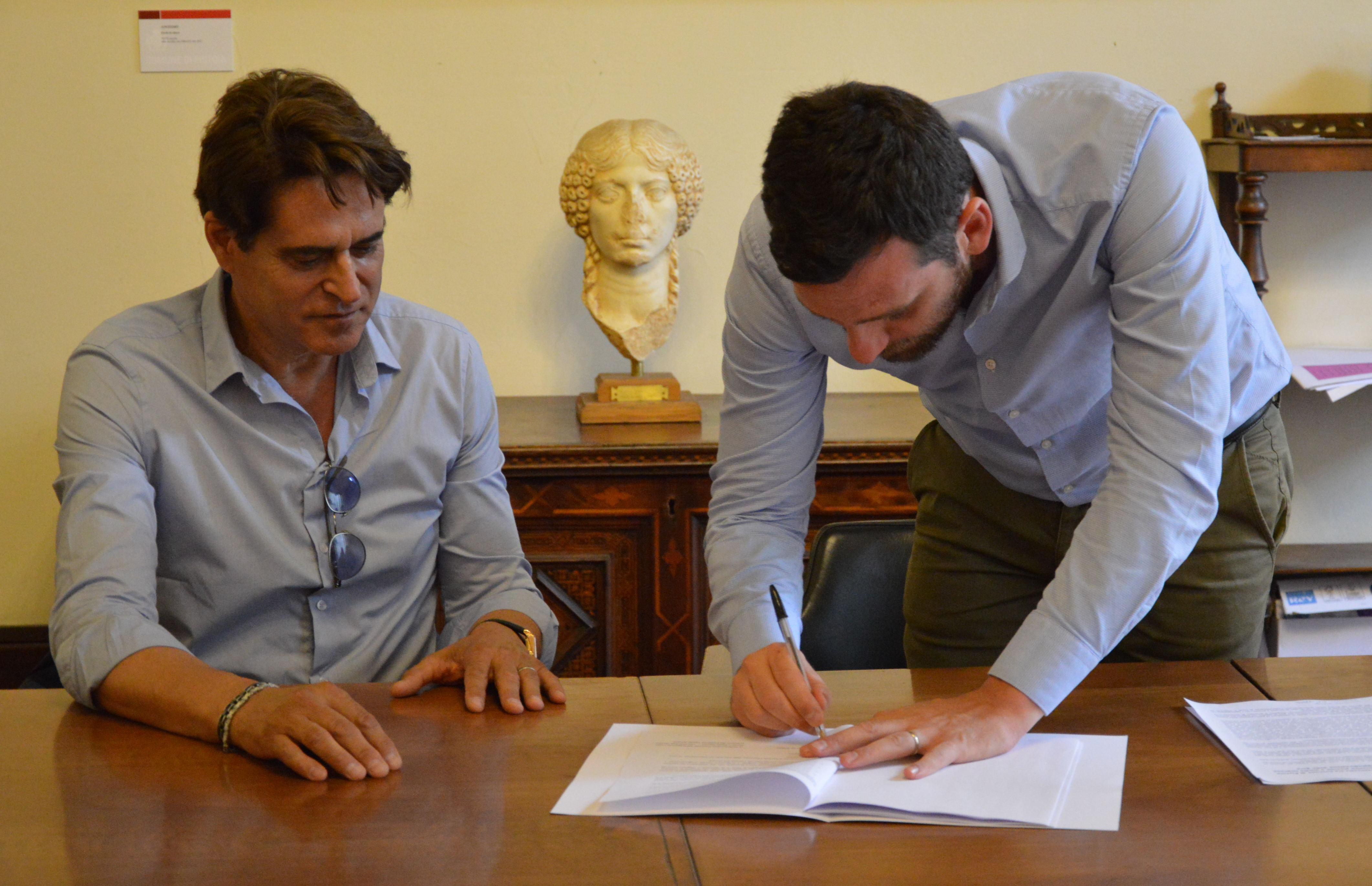 La firma dell'accordo tra il sindaco Tomasi (a destra) e il presidente di Cna Claudio Bettazzi
