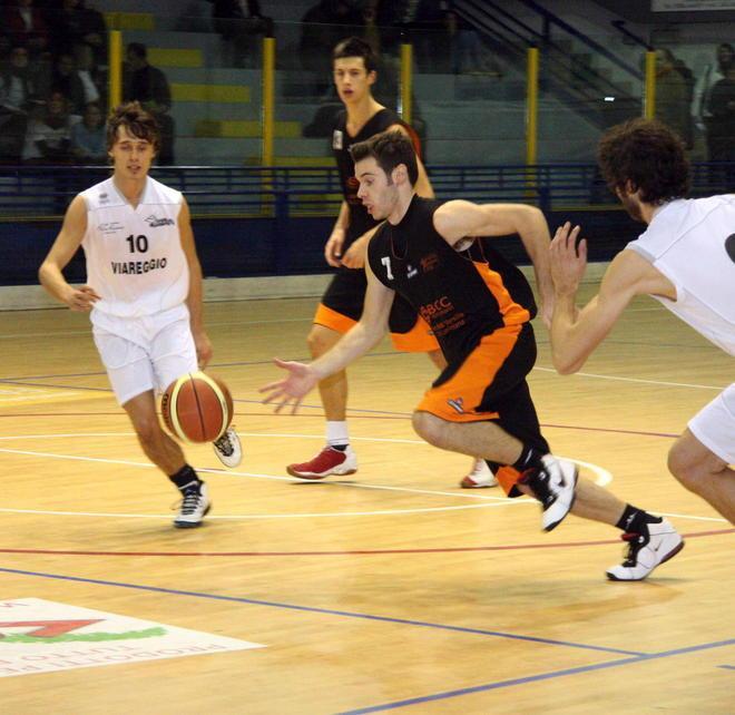Derby da cuore in gola, vince il Versilia 