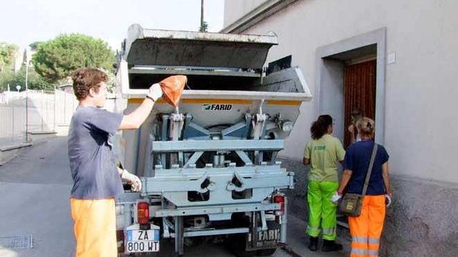Rifiuti, raccolta porta a porta in centro