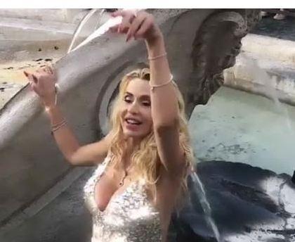 Amara vita per la Marini nella fontana