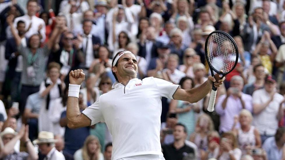 Federer vince la sfida tra supereroi 51 colpi vincenti, capolavoro su erba