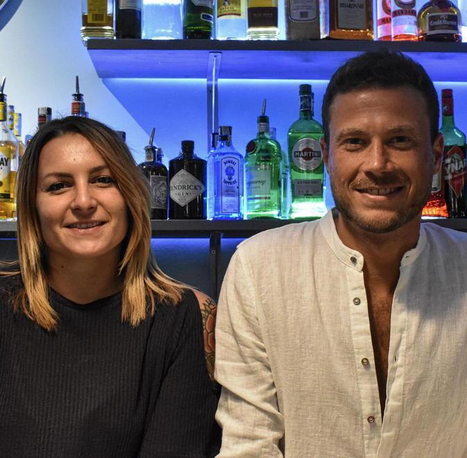 Una coppia di artisti al bar