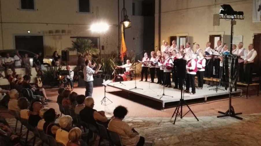 Trent’anni di Auser il concerto omaggio dei Cantori popolari