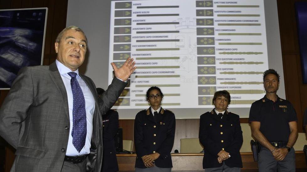Polizia, addio alle stellette Sulle divise ecco l’aquila con pentagoni e formelle