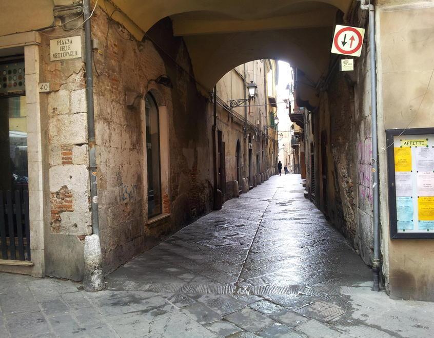 «Noi, i residenti di via Notari assediata dallo spaccio di droga» 