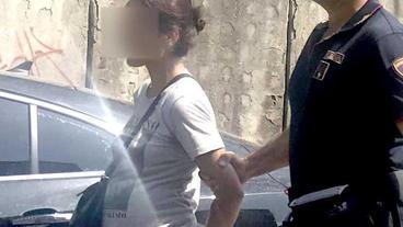Scippa una turista, lei dà l’allarme e la fa arrestare