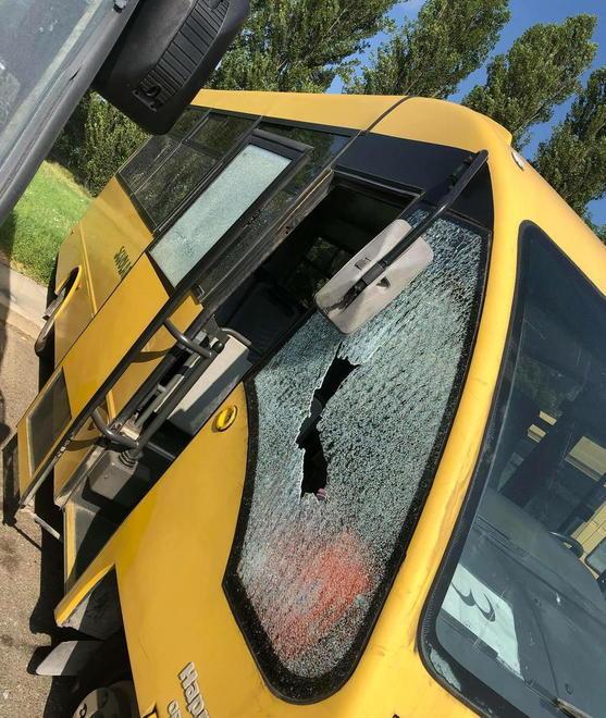 Vandali contro 4 pulmini che portano gli alunni
