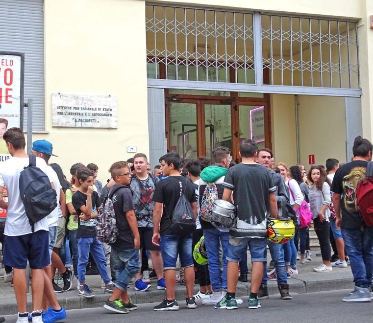 Cinque le scuole superiori a rischio e ora si pensa anche ai container 