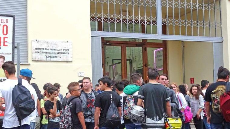 Cinque le scuole superiori a rischio e ora si pensa anche ai container