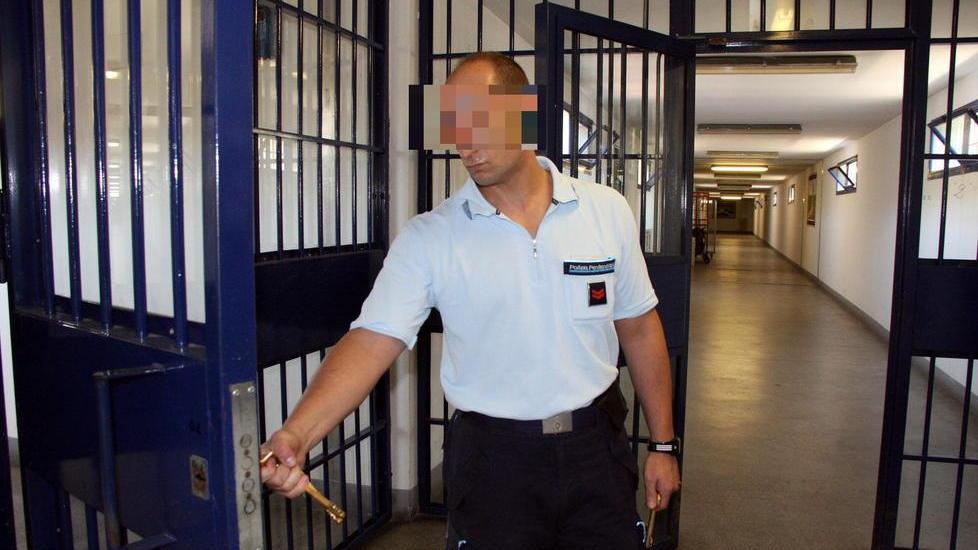 Portò un telefono in carcere Condannata una docente