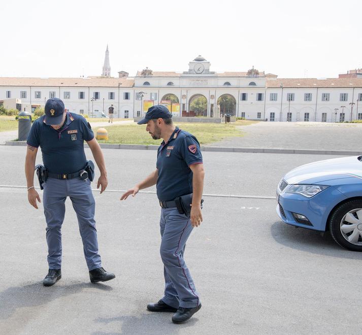Aggredito da tre rapinatori e ferito col coccio di bottiglia 