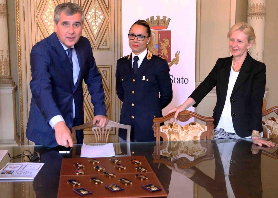 Ecco i nuovi distintivi Le divise dei poliziotti si rifanno il trucco 