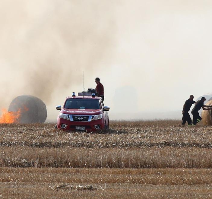 A fuoco più di cento rotoballe I vigili al lavoro per ore 