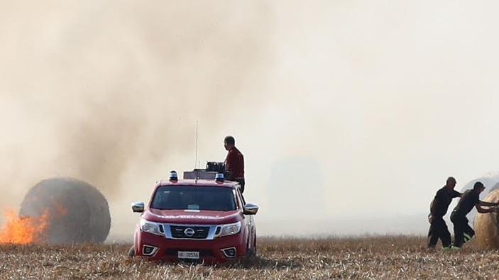A fuoco più di cento rotoballe I vigili al lavoro per ore