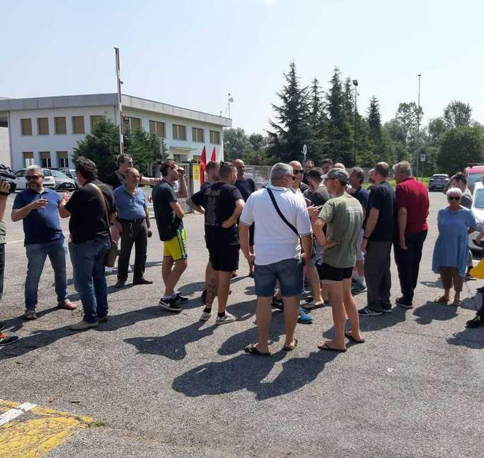 Bobina travolge operaio di 46 anni alla Padana Tubi I colleghi in sciopero 