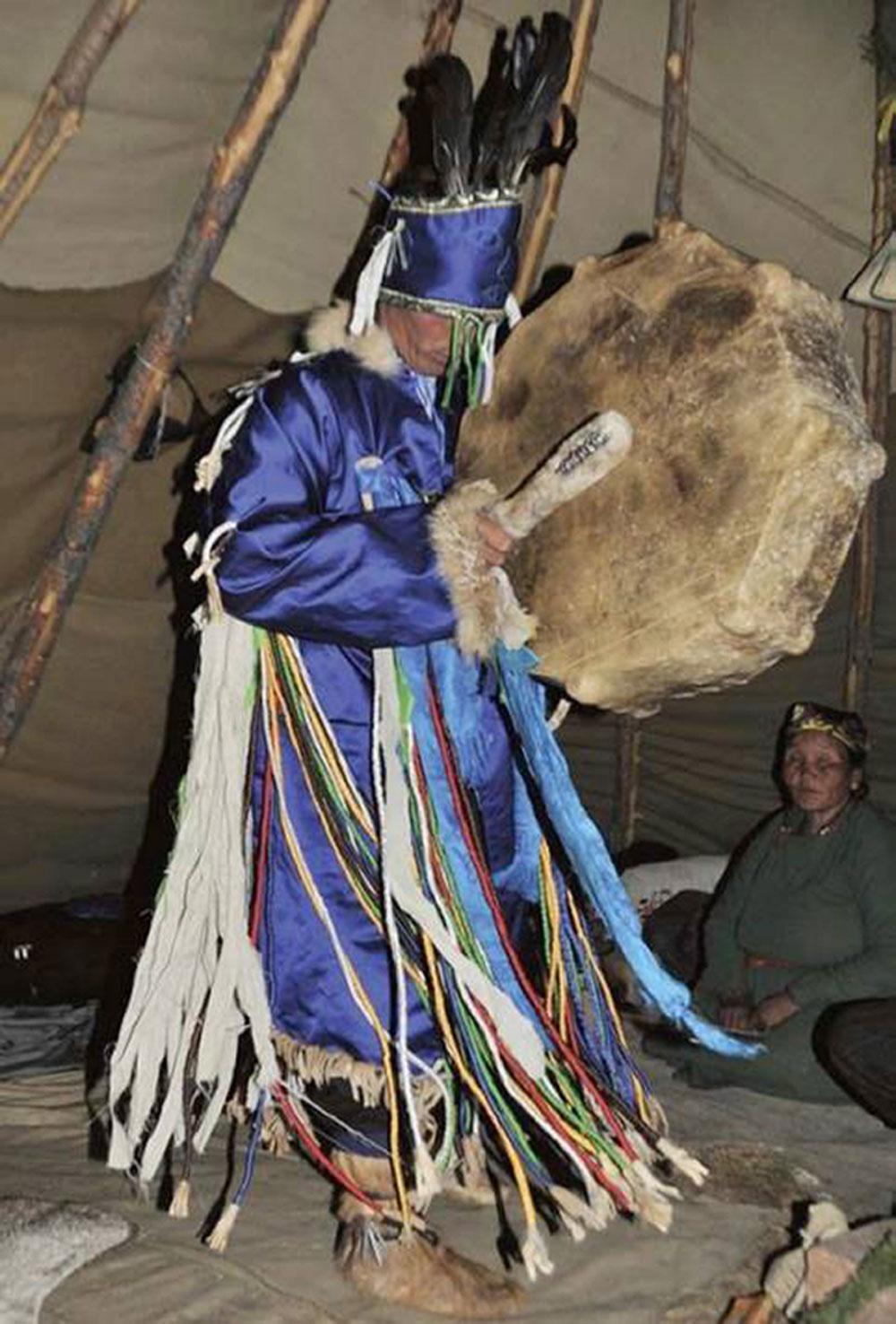 Lo sciamano durante il rituale nella foto scattata da Luciano Donzella