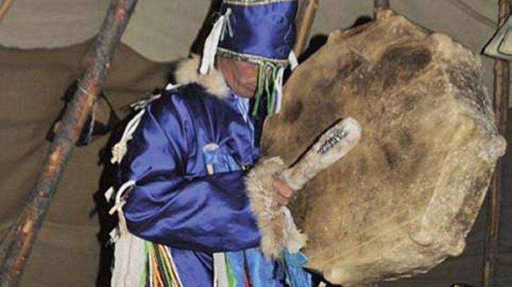 Lo sciamano durante il rituale nella foto scattata da Luciano Donzella