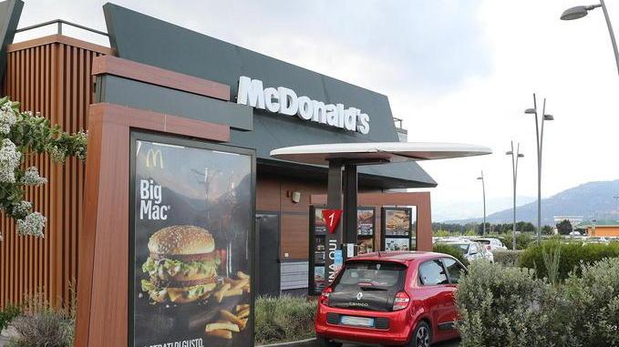 Ruba la borsa dall’auto in coda al McDrive