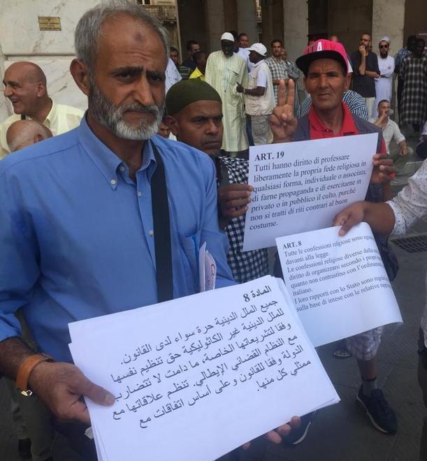 Sit-in musulmano sotto il Comune: «Il no alla moschea è islamofobia» 