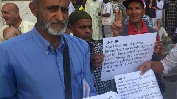 Sit-in musulmano sotto il Comune: «Il no alla moschea è islamofobia»