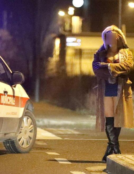 Una prostituta durante un controllo della municipale in via Traversagna a Migliarino (Foto Muzzi)