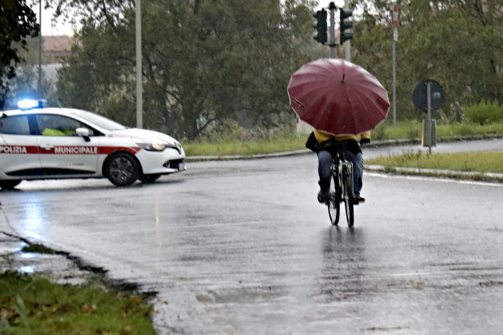 Maltempo, allerta arancione lunedì 15 luglio: centri estivi e parchi chiusi 