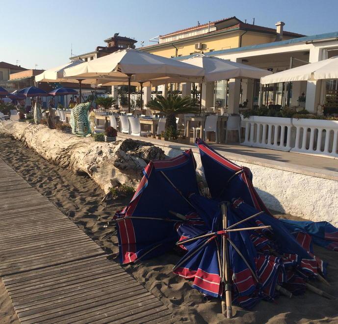 Tromba d’aria sulla spiaggia: ferito un turista 