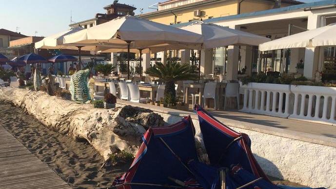 Tromba d’aria sulla spiaggia: ferito un turista