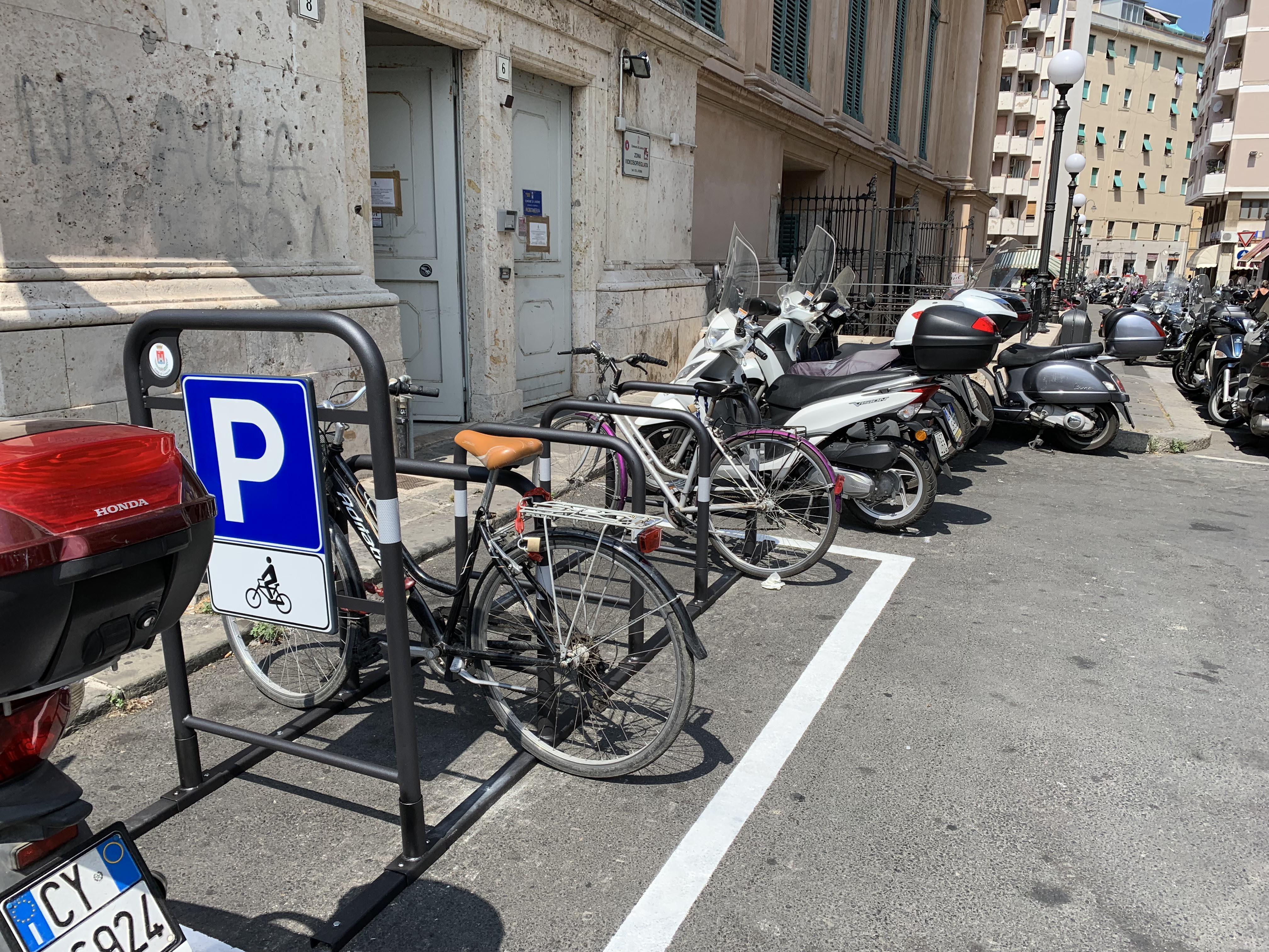 Ecco le nuove rastrelliere per 770 bici, polemica per quelle messe in curva 