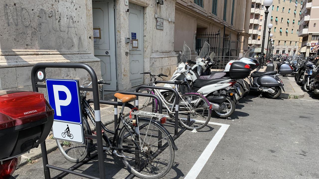 Ecco le nuove rastrelliere per 770 bici, polemica per quelle messe in curva