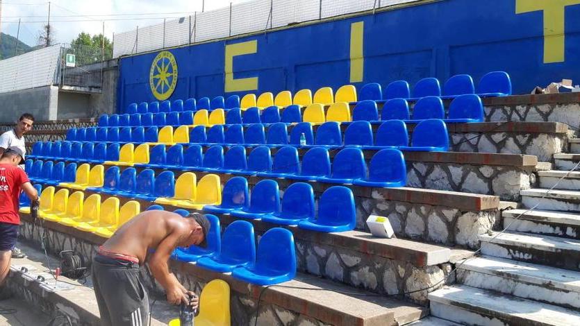 In gradinata i seggiolini gialloazzurri Comporranno la scritta Carrarese