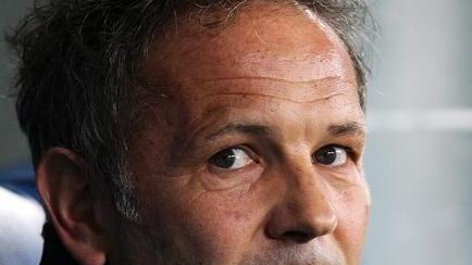 Mihajlovic, il tackle più duro: «Ho la leucemia» Resterà tecnico del Bologna durante la terapia