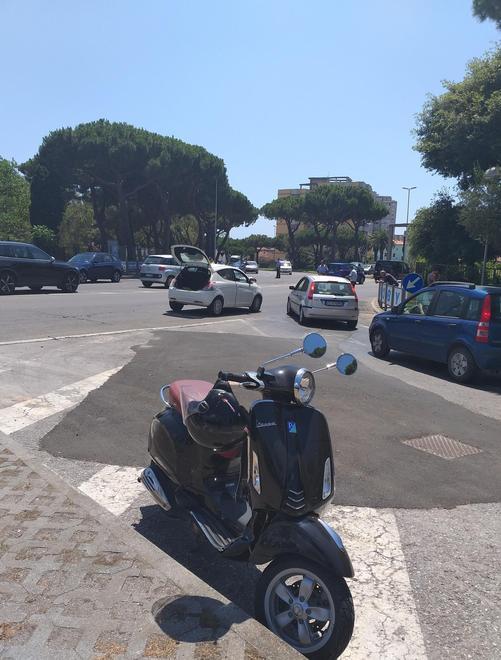 Grave una ragazza dopo lo scontro tra lo scooter e un’auto