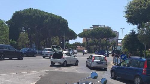 Grave una ragazza dopo lo scontro tra lo scooter e un’auto
