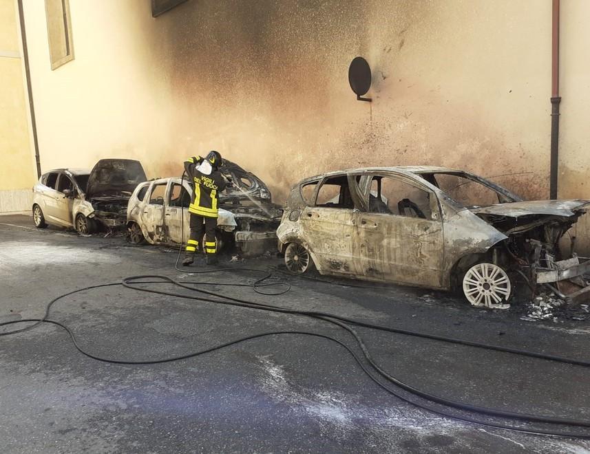 A fuoco tre vetture Annerita la chiesa 
