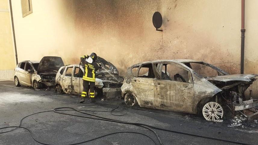 A fuoco tre vetture Annerita la chiesa