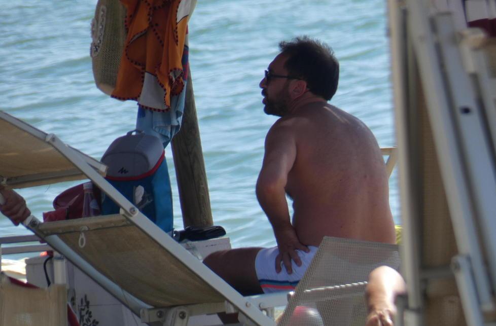 Il ministro Bonafede al mare