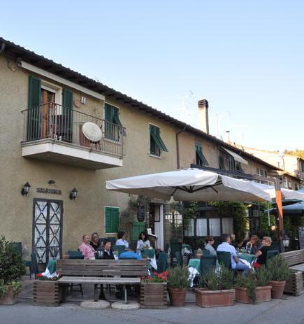 Il Caffè della Posta investe per curare l’area giochi in piazza 
