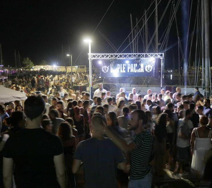 Dj, miss, cibo e spettacolo A Marina dance parade entusiasmo incontenibile per migliaia di ospiti