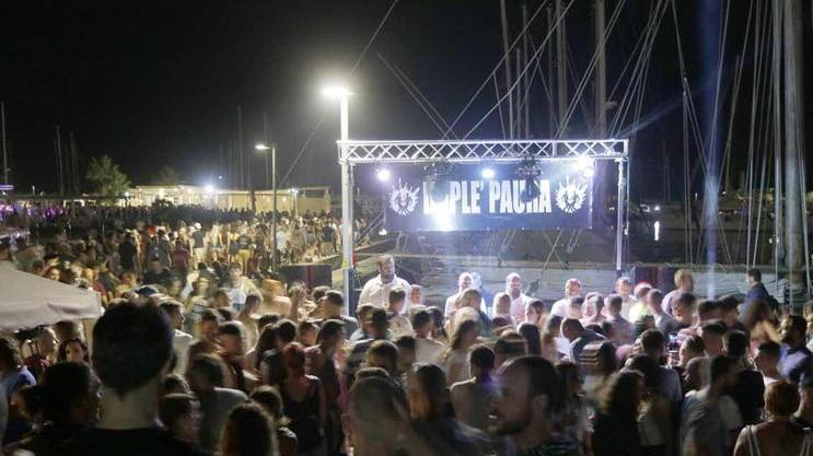 Dj, miss, cibo e spettacolo A Marina dance parade entusiasmo incontenibile per migliaia di ospiti