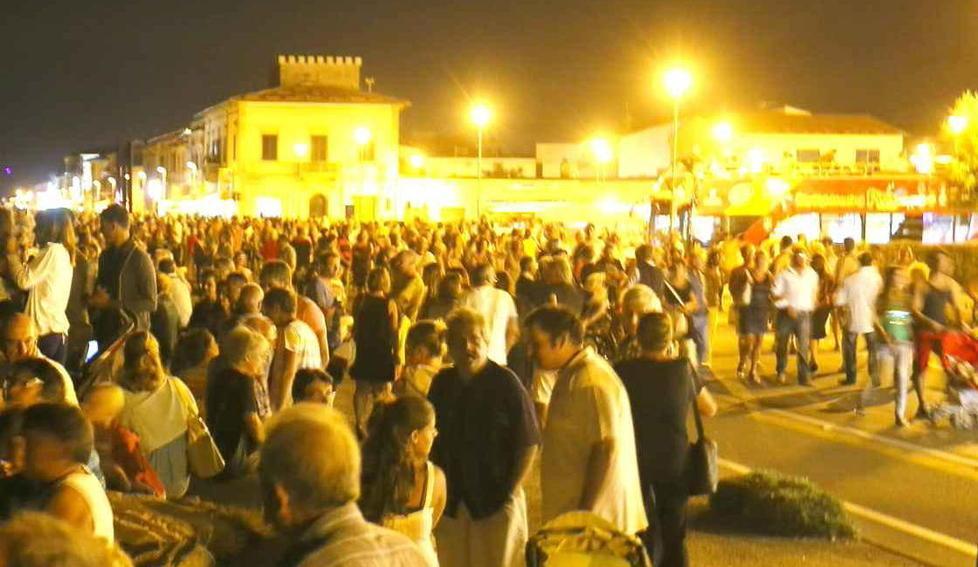 Locali a caccia di turisti A Marina e a Tirrenia aperture 24 ore su 24 