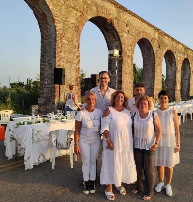 Un successo la cena in bianco sotto gli archi