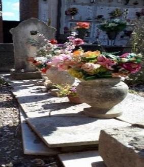 Al cimitero di S. Giorgio mancata manutenzione e incuria sulle tombe 