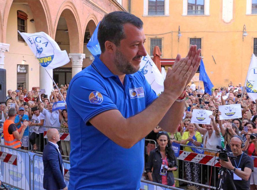 Quell’applauso dal palco tra «zingari» da sgomberare e appelli per il nuovo voto