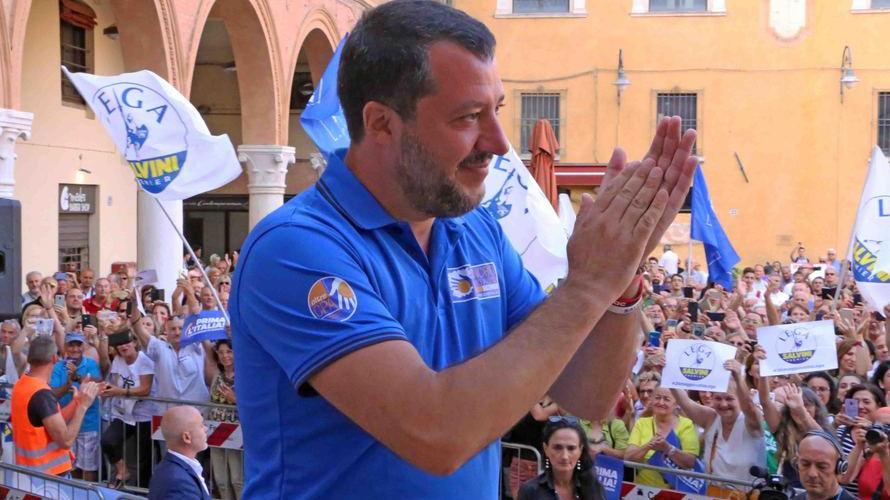 Quell’applauso dal palco tra «zingari» da sgomberare e appelli per il nuovo voto