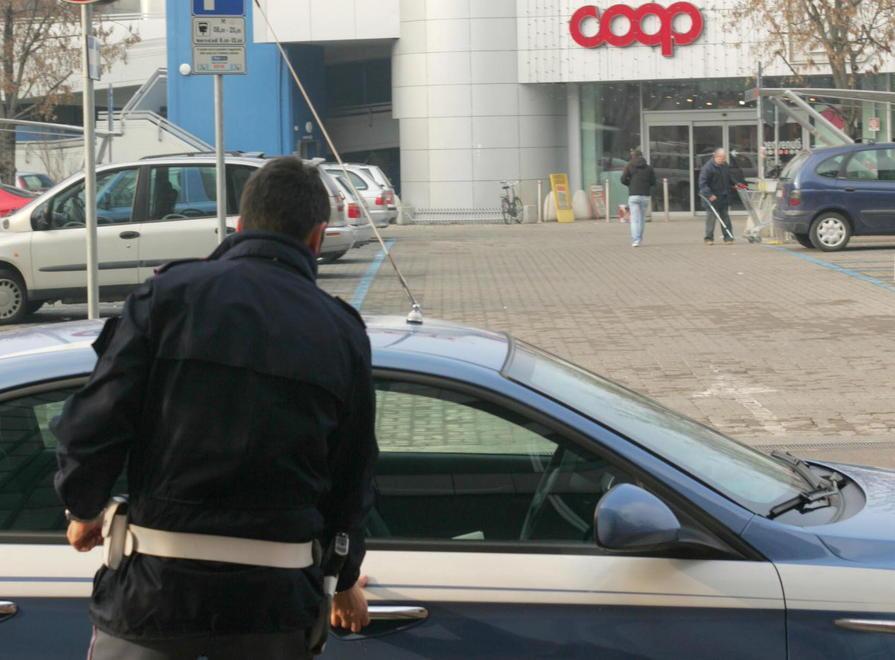 Ladri di borsette vicino ai supermercati Due colpi in due ore