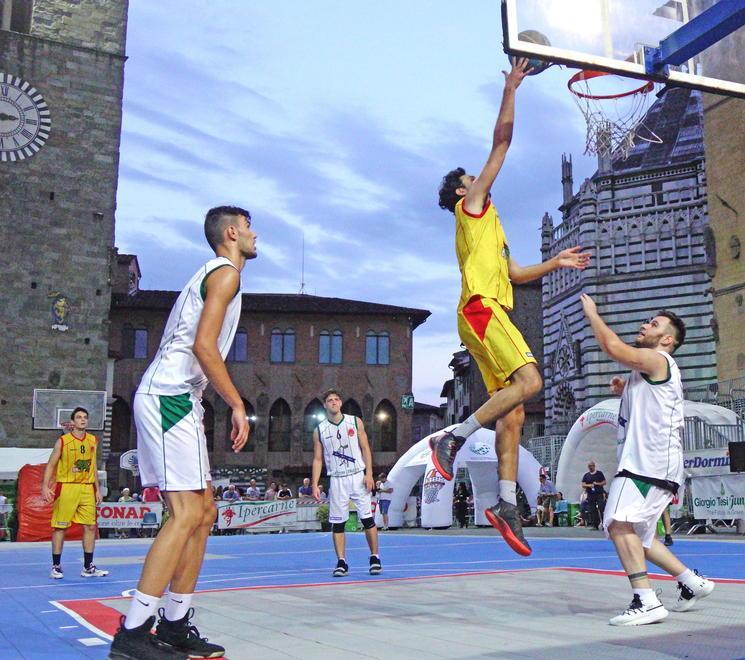 Un'azione di gioco fra Leon d'Oro e Cervo Bianco (Foto Gori)