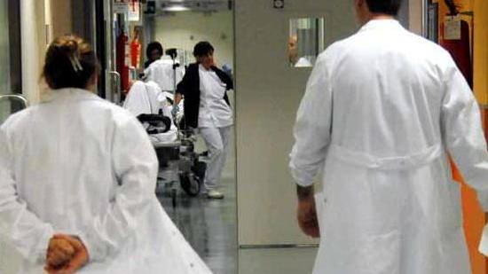 Dolori e allucinazioni dopo le infiltrazioni al ginocchio. Dimesso dopo 35 giorni di ospedale