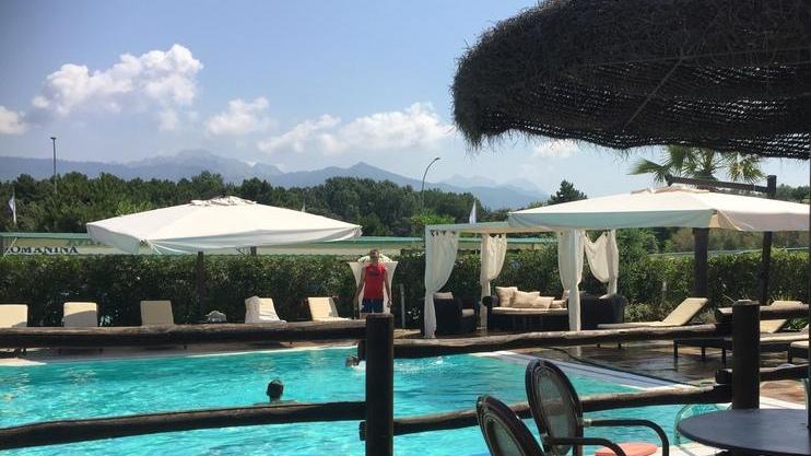 Entra alla Romanina in piena notte, ruba e fa il bagno in piscina