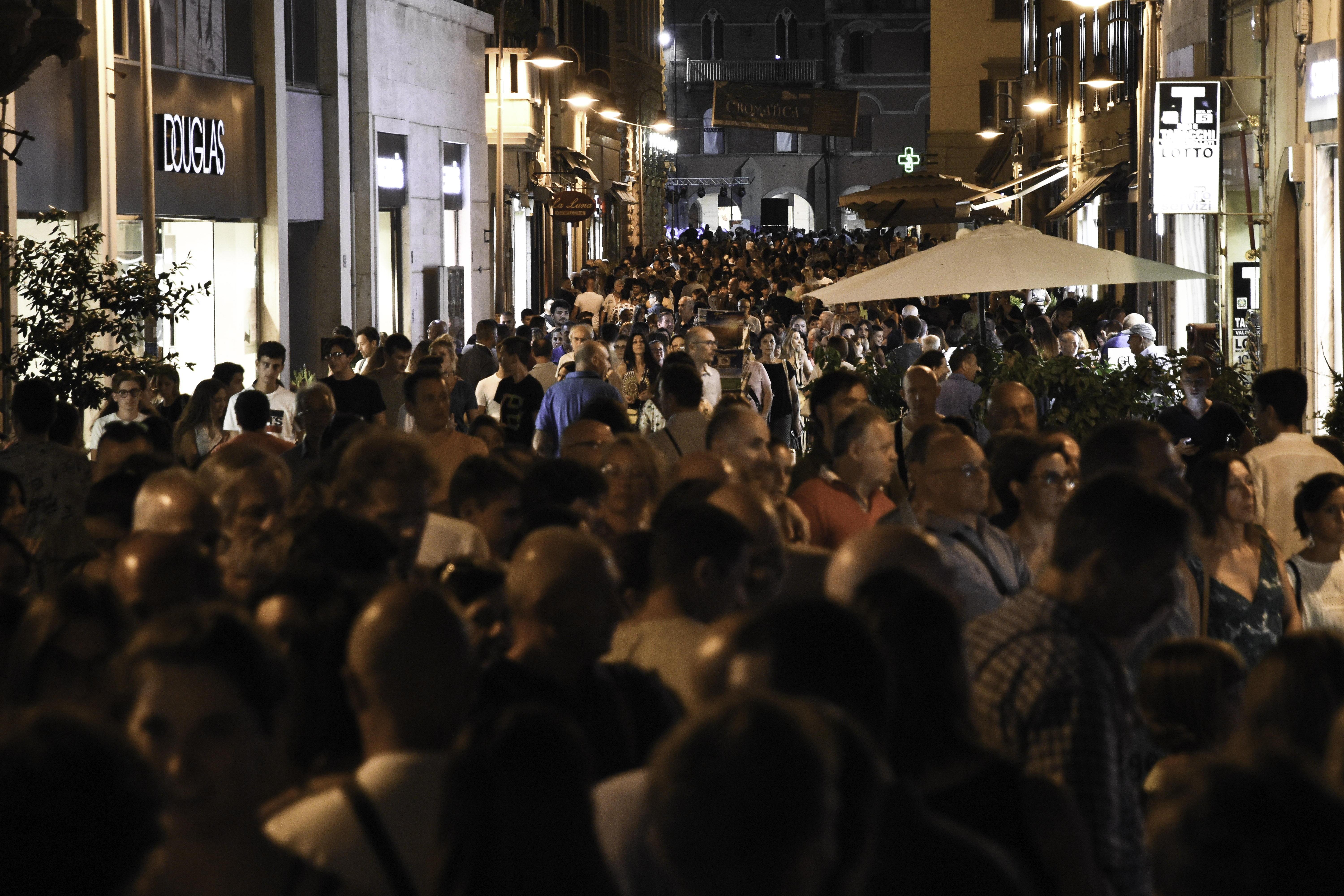 Corso Carducci a Grosseto gremito di persone in una serata di eventi (foto Agenzia Bf)